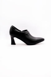 حذاء بكعب مدبب