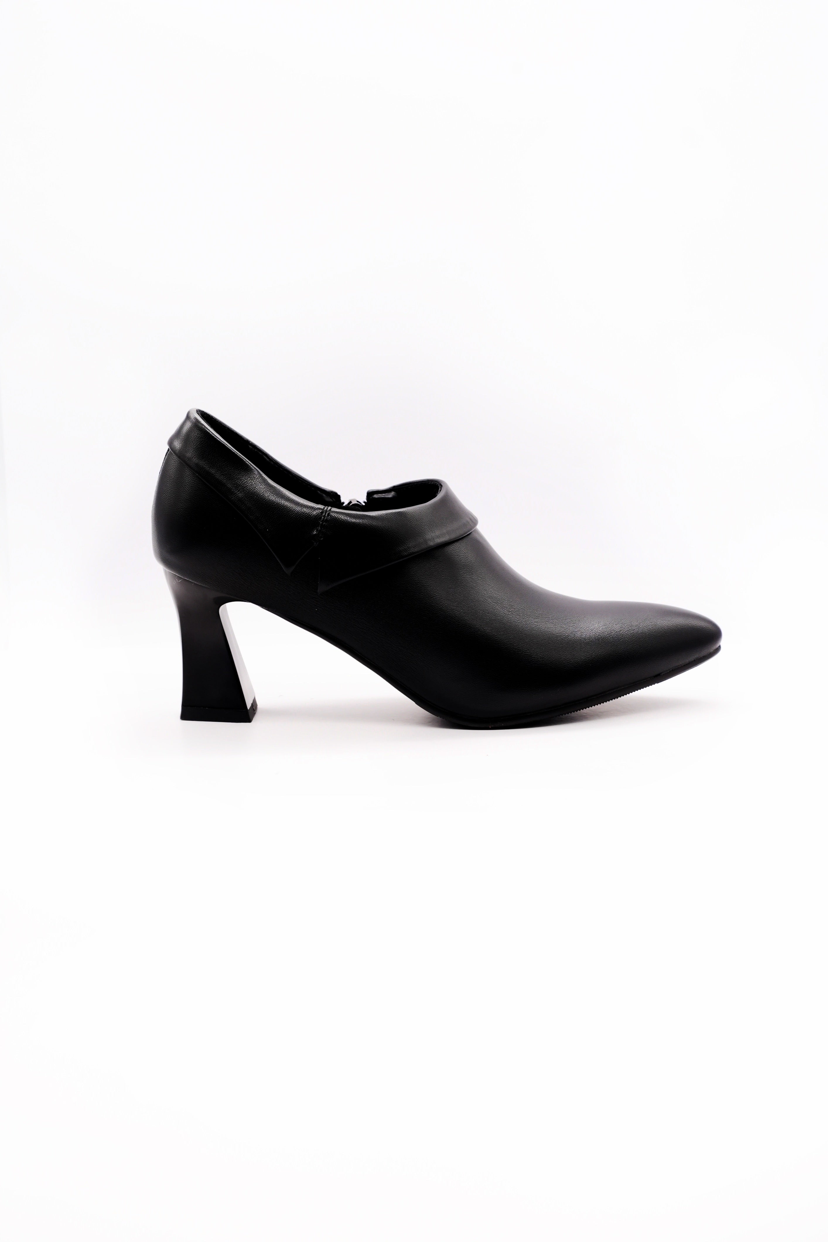 حذاء بكعب مدبب