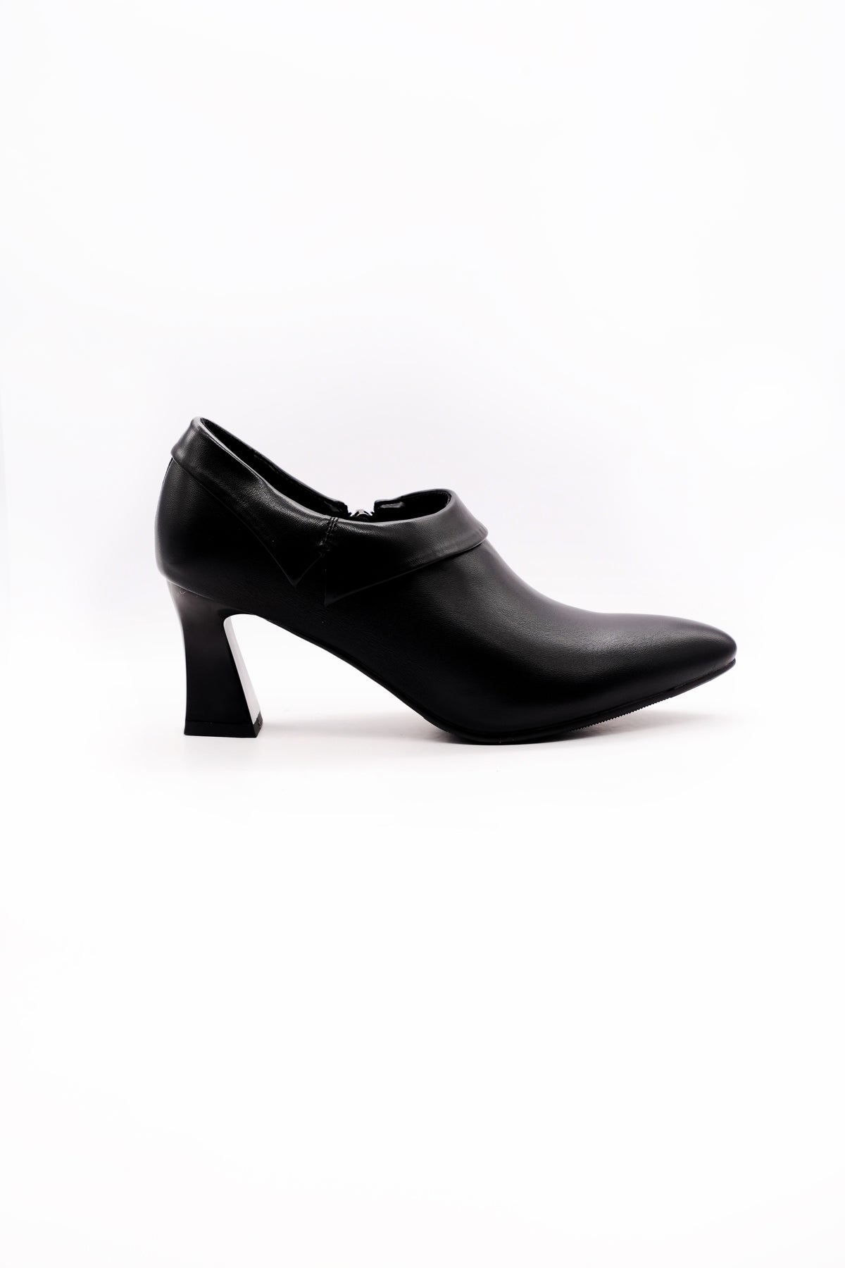 حذاء بكعب مدبب