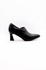 حذاء بكعب مدبب