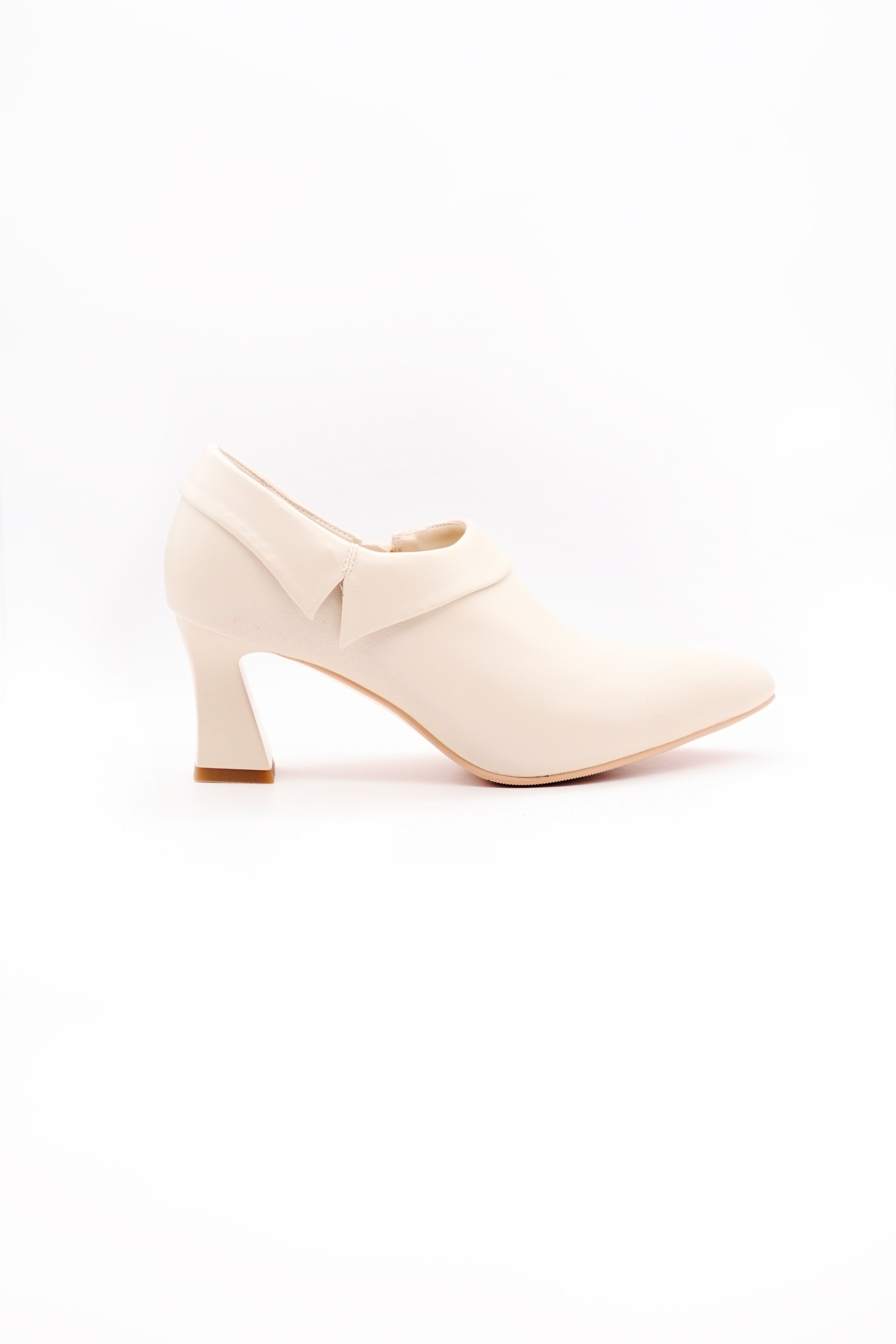 حذاء بكعب مدبب