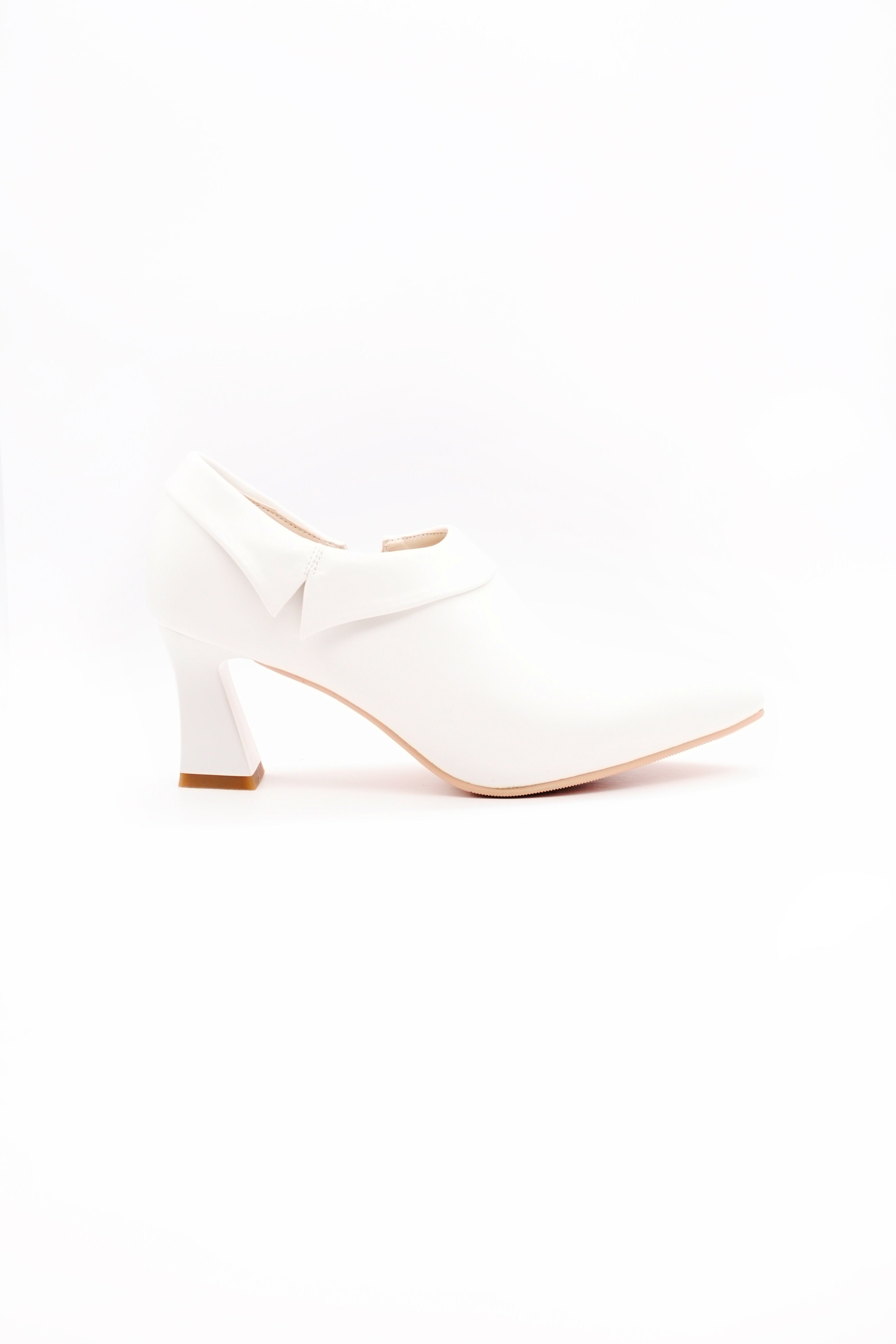 حذاء بكعب مدبب