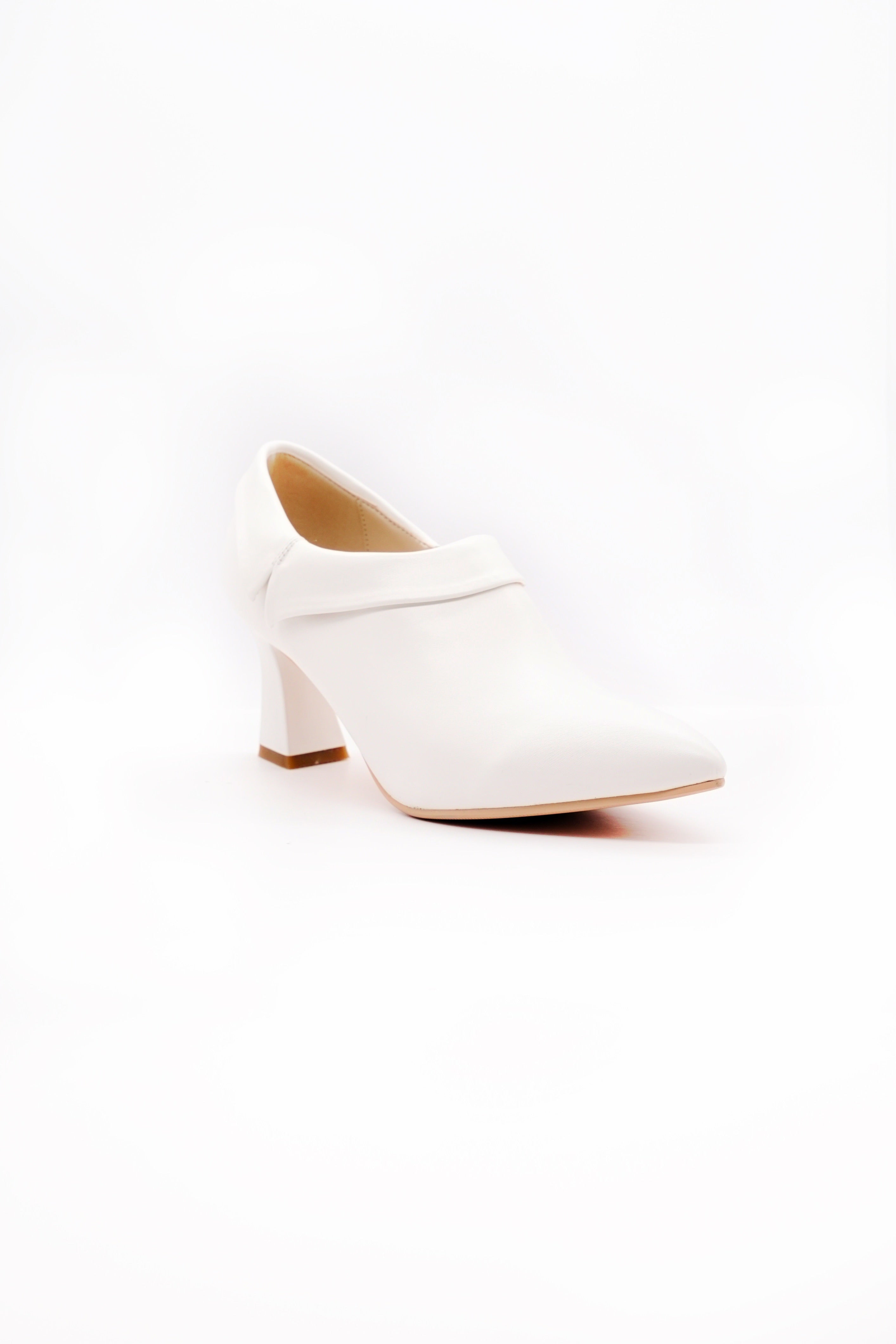 حذاء بكعب مدبب