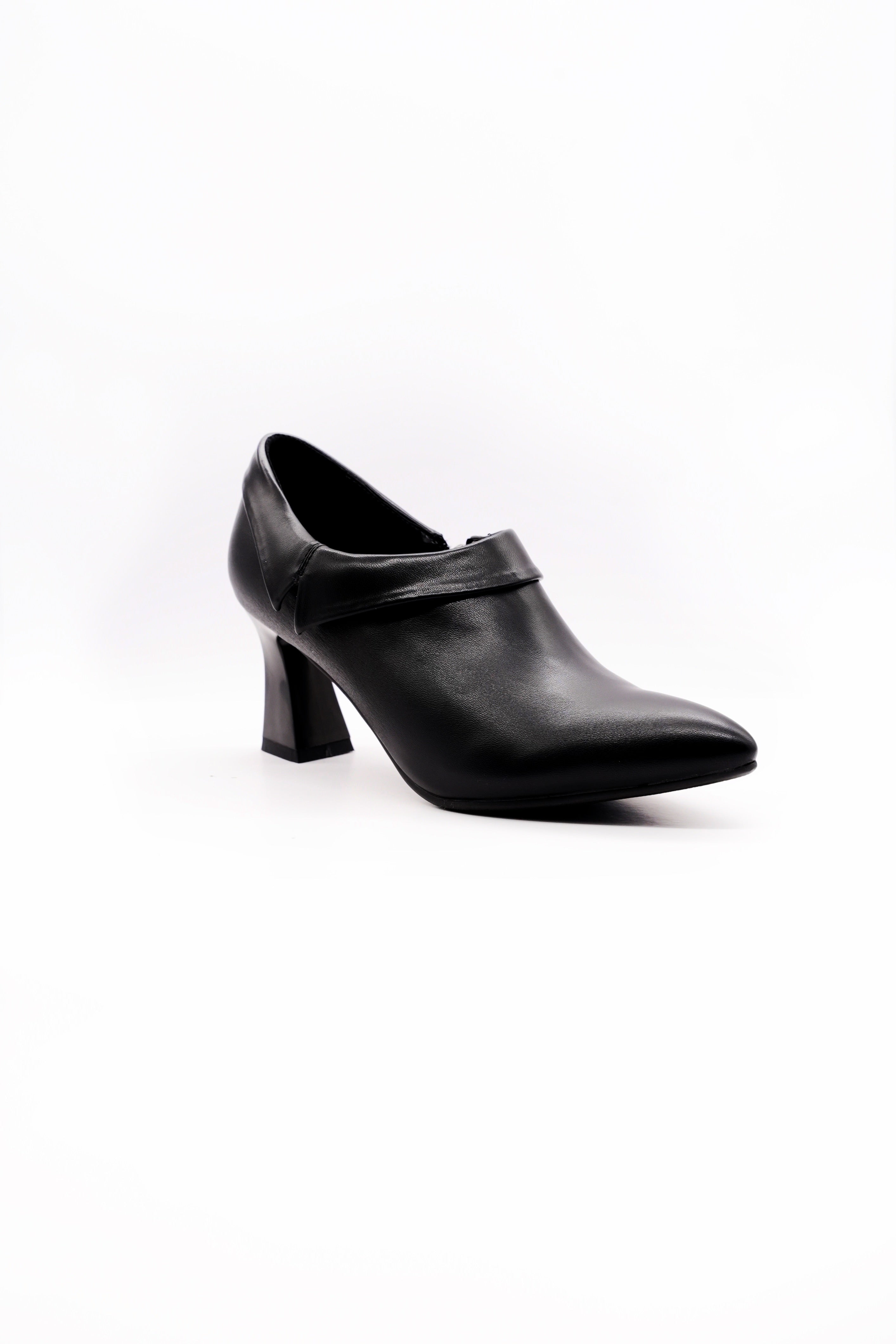 حذاء بكعب مدبب