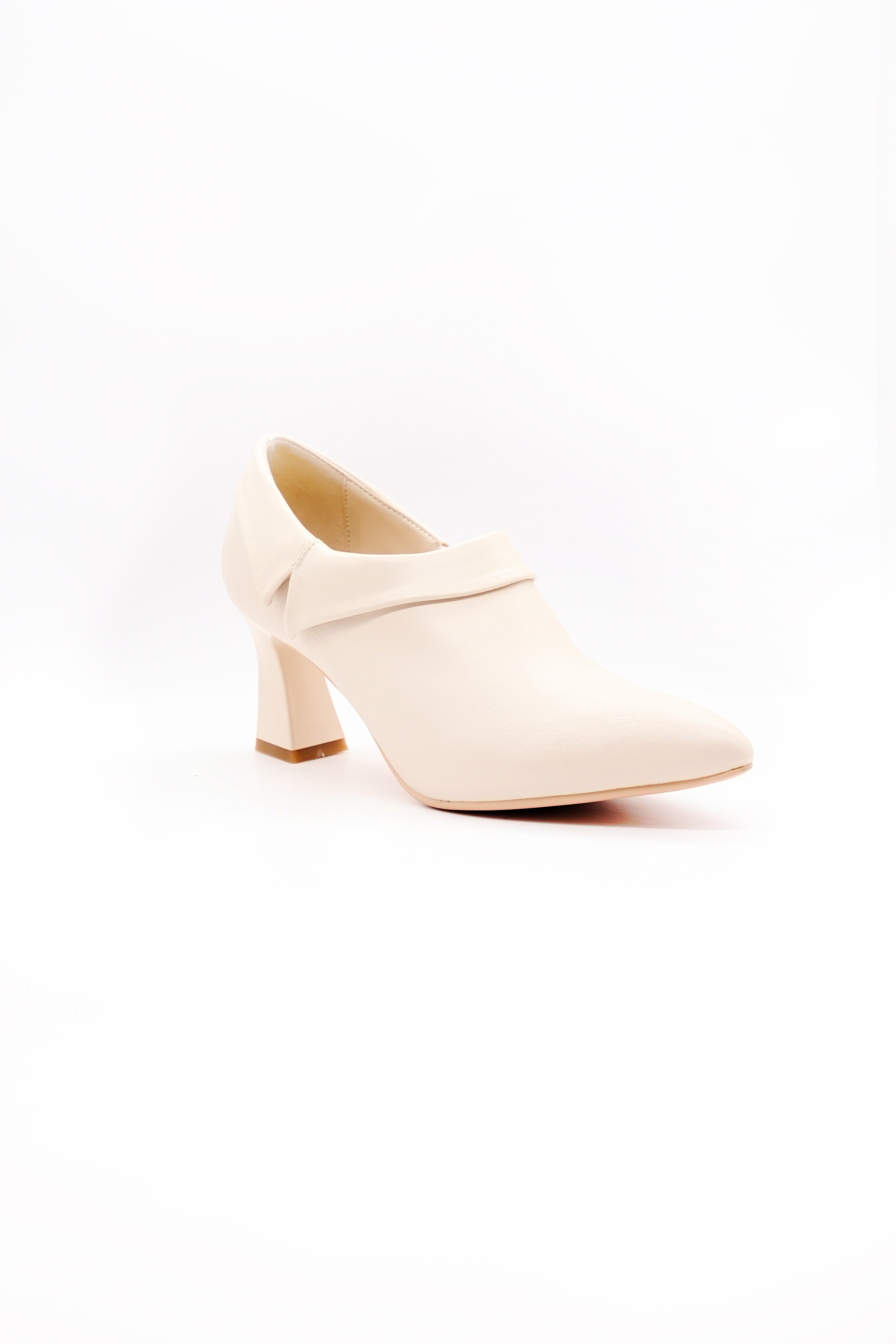 حذاء بكعب مدبب