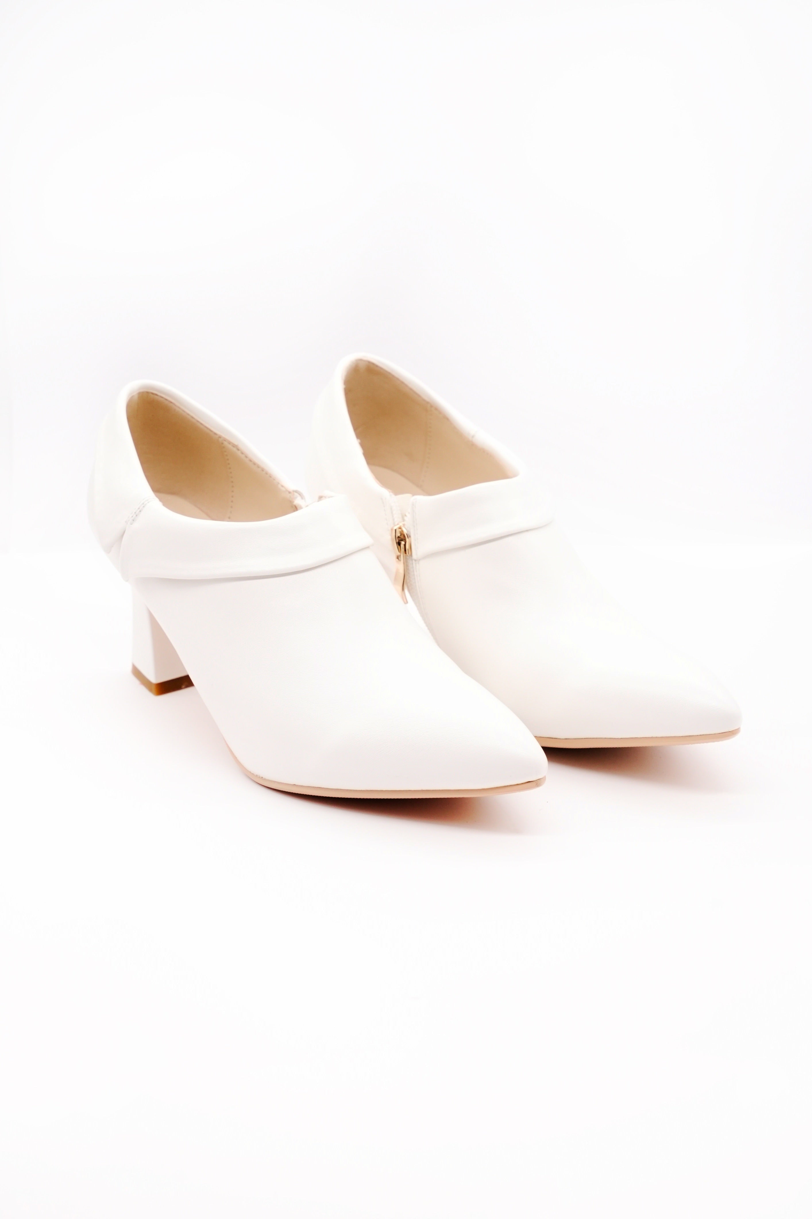 حذاء بكعب مدبب