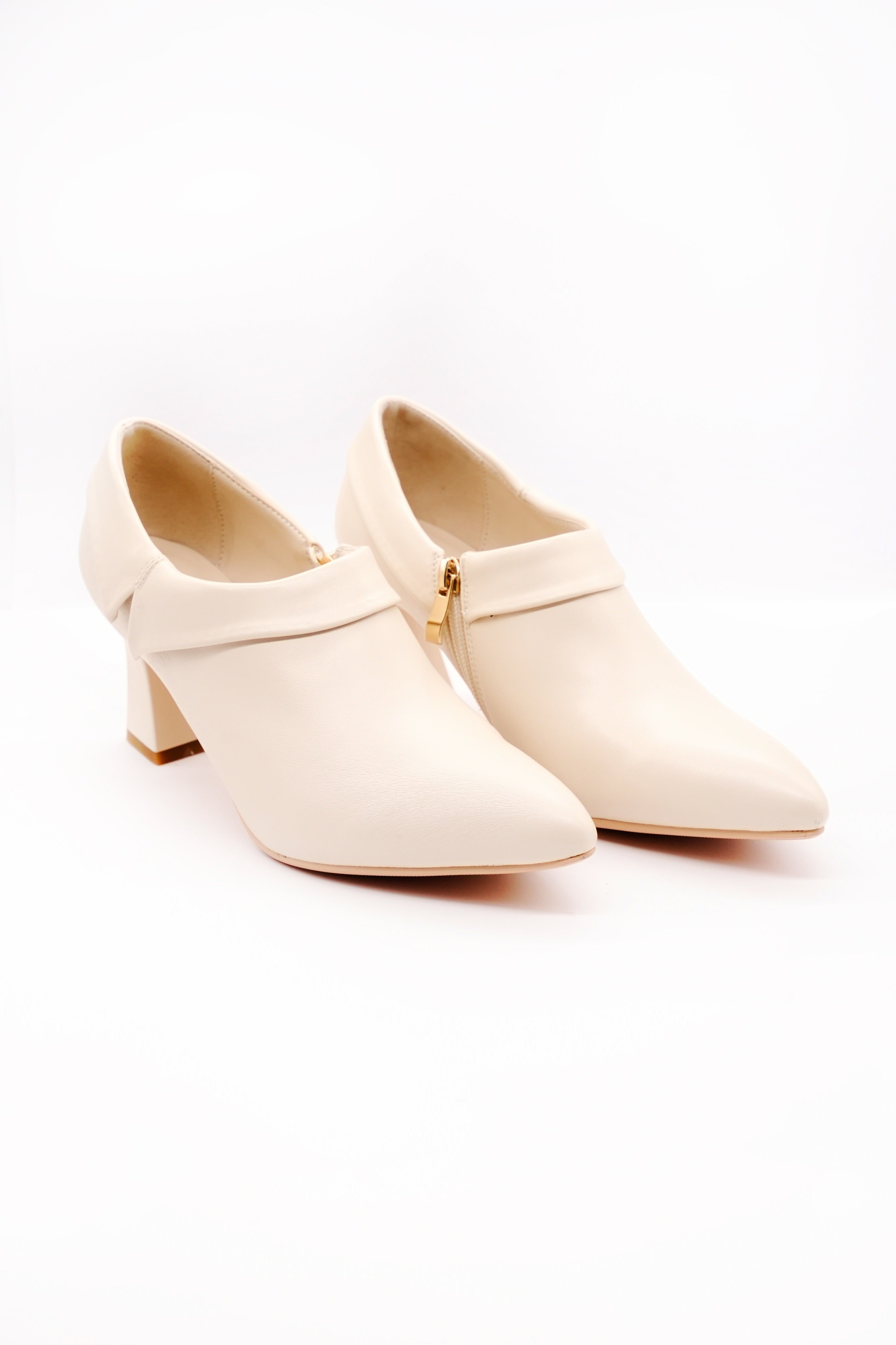 حذاء بكعب مدبب