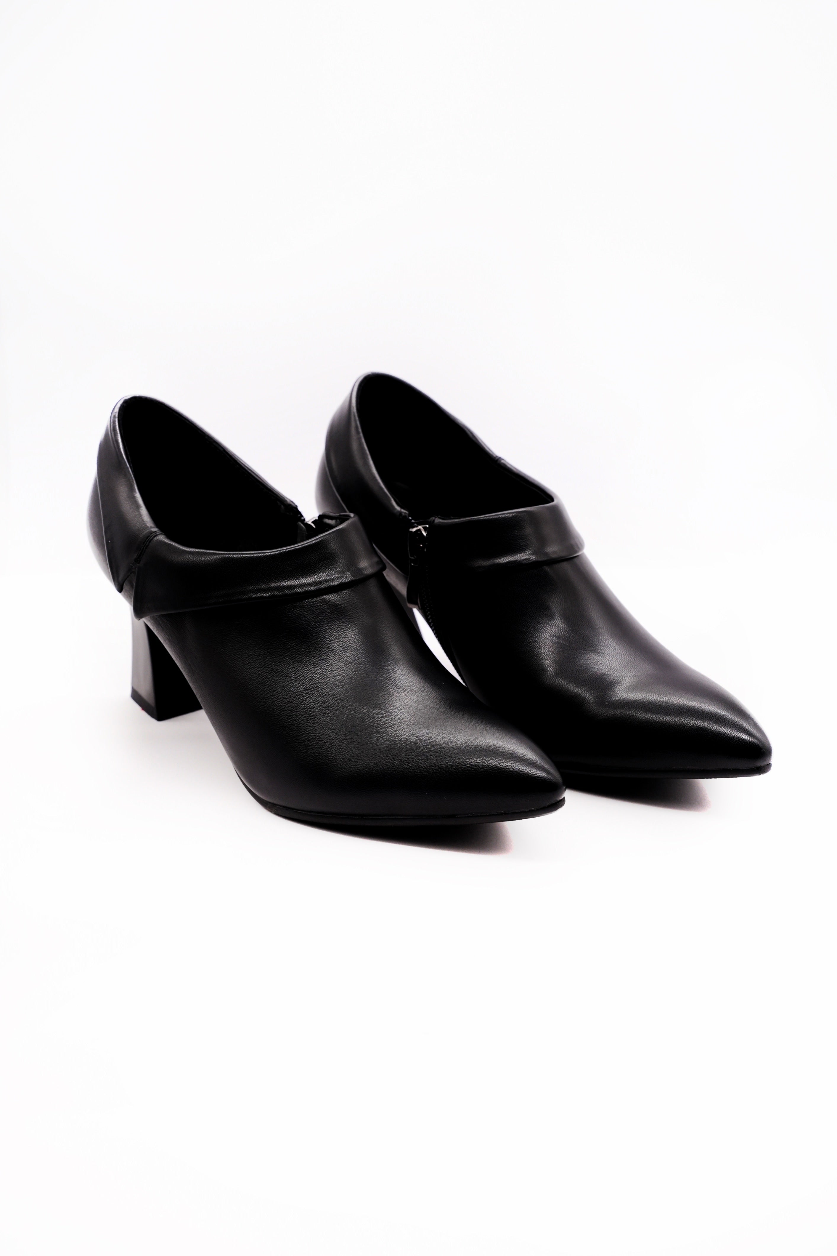 حذاء بكعب مدبب